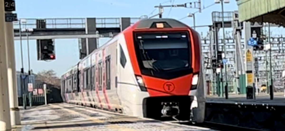 PlatformEdge1's tweet image. Hello from Cardiff Central 👋

After a 2 hour train ride, I will be going on the newly entered class 231 👀

Here is 231007 arriving into Cardiff Central for Bargoed #Class231