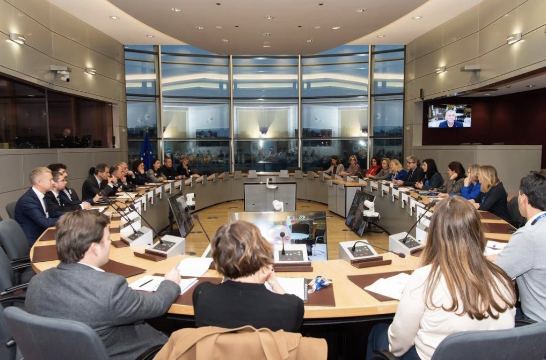 The Manifesto for Earlly Career Researchers: handover ceremony to Commisioner <a href="/GabrielMariya/">Mariya Gabriel</a>  initiative-se.eu/manifesto-hand…