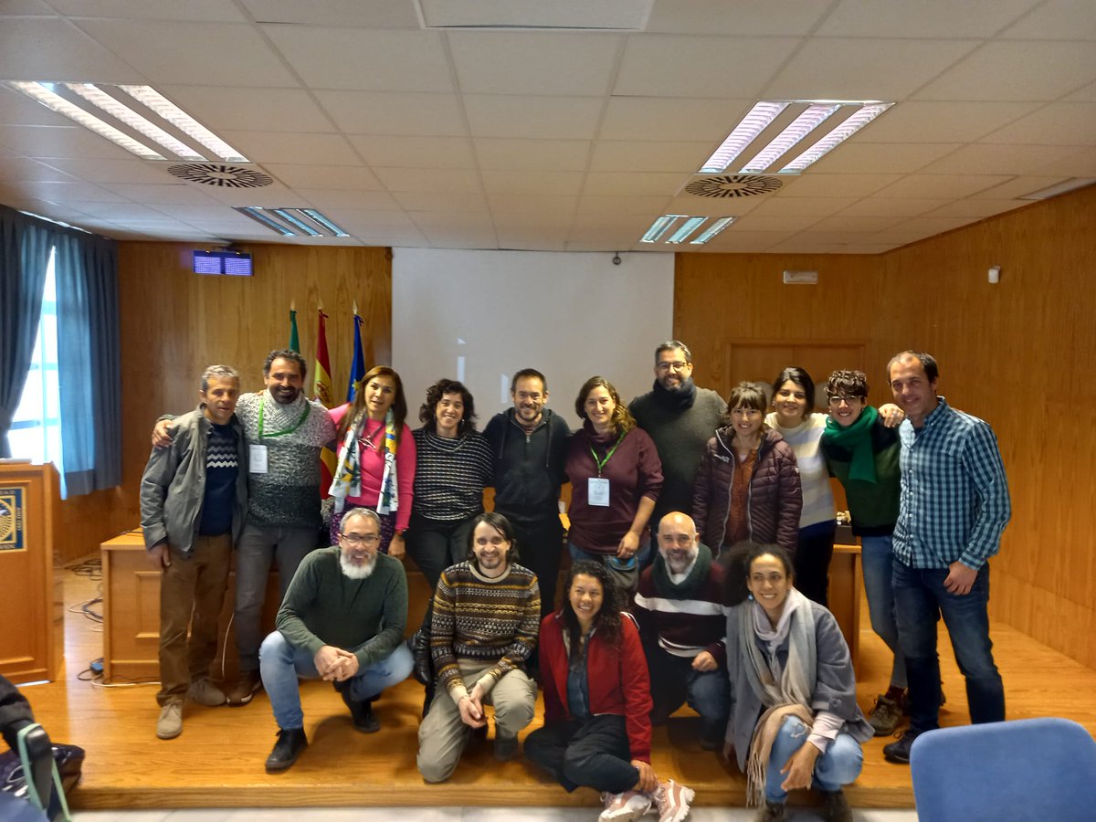 AgroecoMcpios's tweet photo. 📸Foto de grupo con Clara Nicholls @soclaglobal acompañada de nuestras compis @dlopgar_agro y María Carrascosa y los productores/as #agroecológicos de #Rurbact en el #IXCongreso de #Agroecología compartiendo ideas y propuestas en el marco de #PorUnaALimentaciónSostenible https://t.co/cfmDEwbM2Z