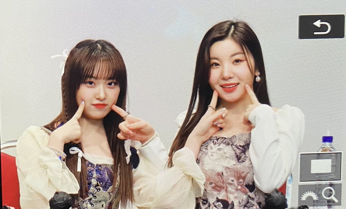 ily1_cloudy's tweet photo. 230120 사운드웨이브 팬싸인회 리리카&amp; 나유 프리뷰 

🦝와 🐶

#리리카 #나유 #아일리원 #ily1 #RIRIKA #NAYU https://t.co/RwMU15Y726