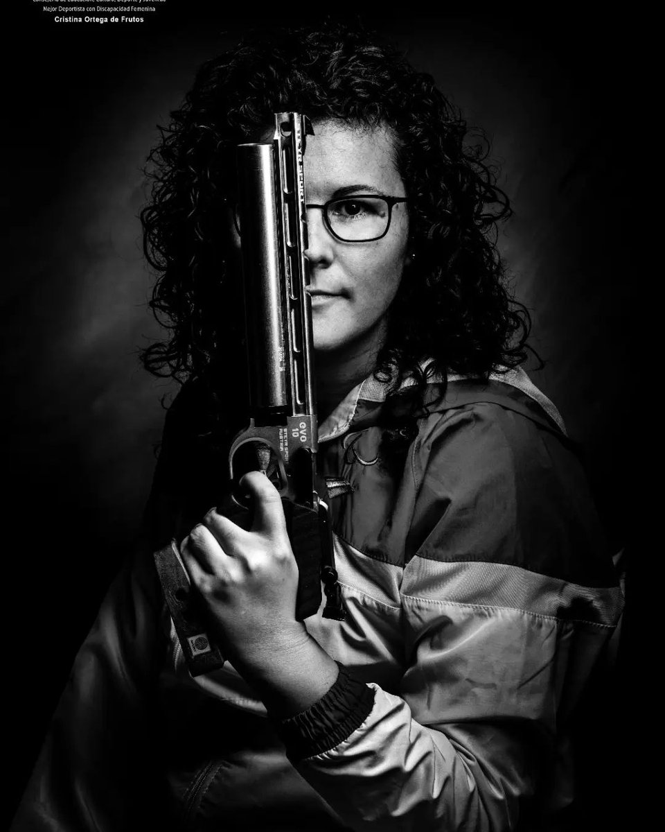 🌟🌟🌟 Zahra González (<a href="/zhgonzalez0/">Zahra González</a>) y Cristina Ortega recibieron sus premios en la Gala del Deporte de La Rioja, celebrada ayer en #Logroño.

🧿 La carabinera fue la mejor deportista promesa en 2021 y la tiradora de Pistola 🔫 resultó elegida mejor deportista con discapacidad.