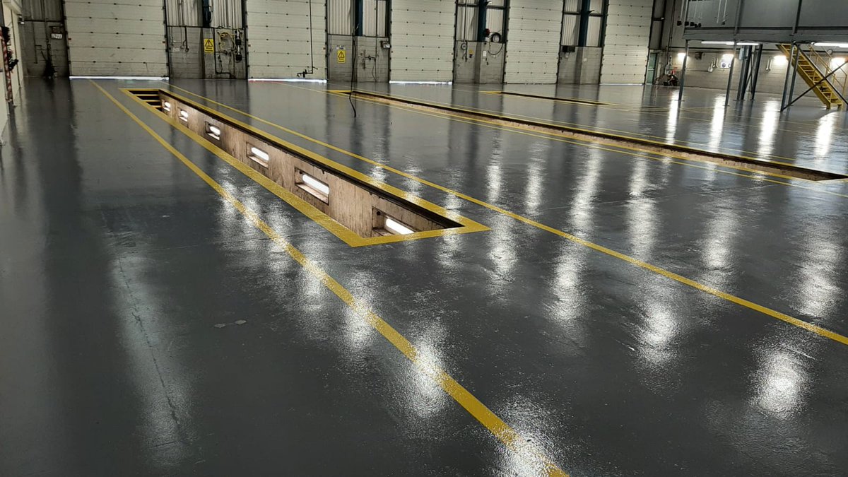 ACC_Flooring's tweet photo. 1,300m2 of resin flooring installed for a commercial vehicle centre in Avonmouth. 2 coats of Altro Tect high build epoxy in Gunmetal Grey was installed throughout.

Altro Line demarcation lines in Safety Yellow were applied to enhance the health &amp; safety around the workshop.
.
. https://t.co/LcAVt297I9