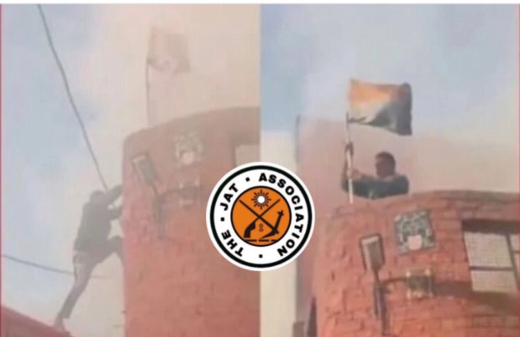 Jatassociation's tweet photo. देश भक्ति खूनमें ही होती है आज इस भाई ने साबित कर दिया ॥ एक फ़ैक्टरी में आग लगने पर भी अपनी जान जोखिम में डाल कर तिरंगे को उतारता सरकारी कर्मचारी सुनील महला जाट ॥ इसलिए कहा जाता है ॥ जाट बलवान जय भगवान ॥ https://t.co/2LlEgGXSlA