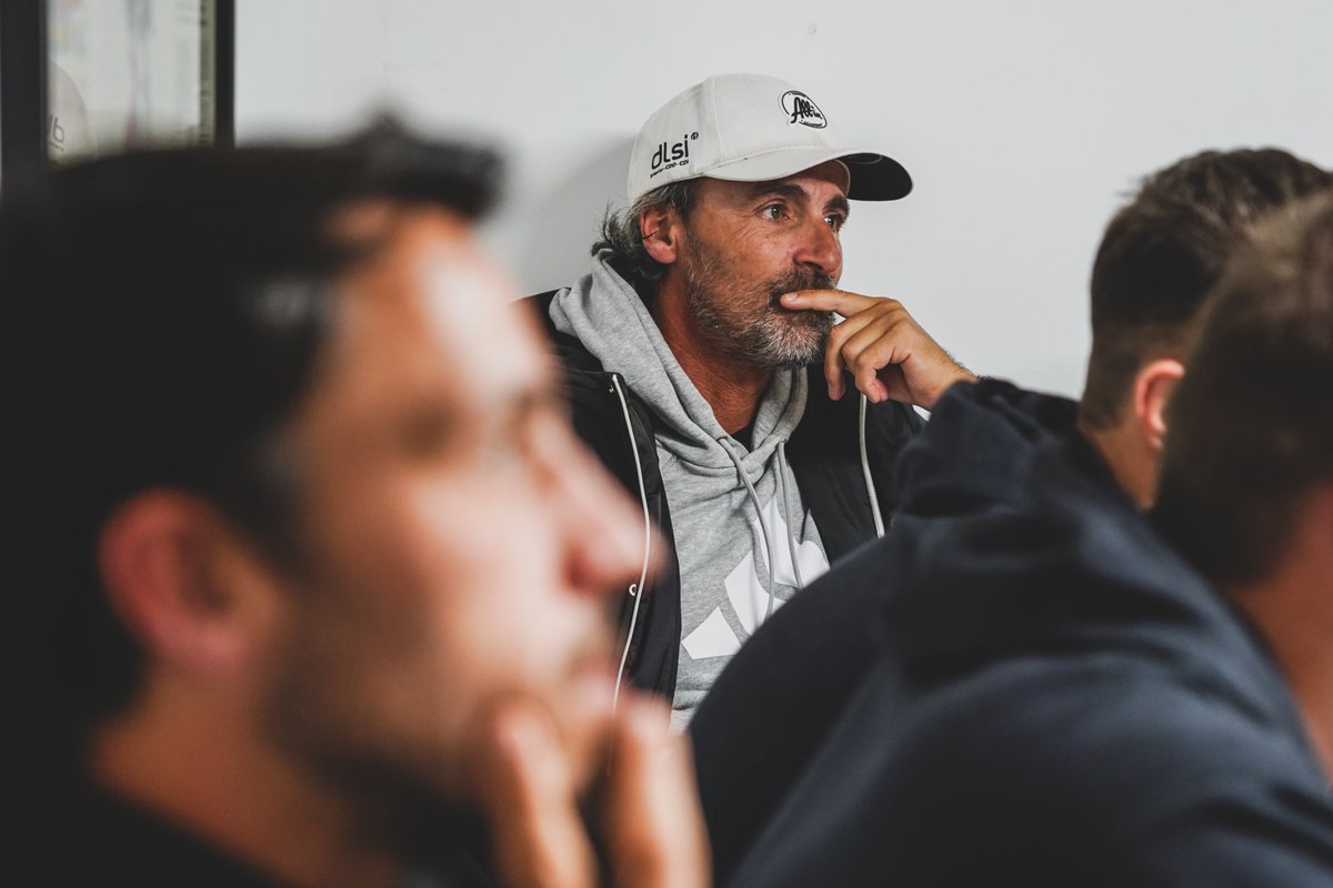 La transmission 🙌 Echanges avec notre superbe équipe de coachs tennis et physiques à la All In Tennis Academy de Villeneuve-Loubet, pour partager mon expérience du haut niveau ! 

#TsongaTeam #allingroup