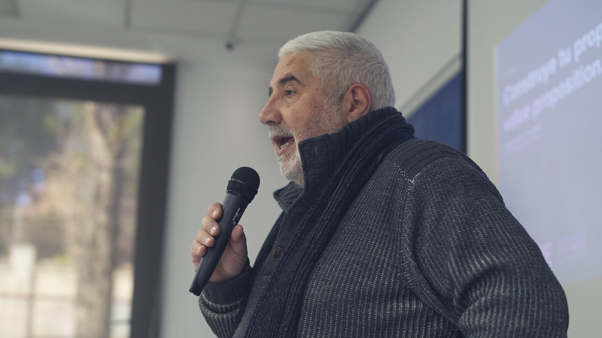 EUDEbusiness's tweet photo. #EUDEtalks Esta semana en @EUDEbusiness han vuelto nuestras #actividades presenciales! Hemos tenido la oportunidad de recibir en nuestras aulas a Adan Robles, Human Design Expert, quien impartió el seminario: “Construye tu propia Value #Proposition”.🗣️

⬇¡Aquí la experiencia!⬇ https://t.co/9SJLTqa1vd