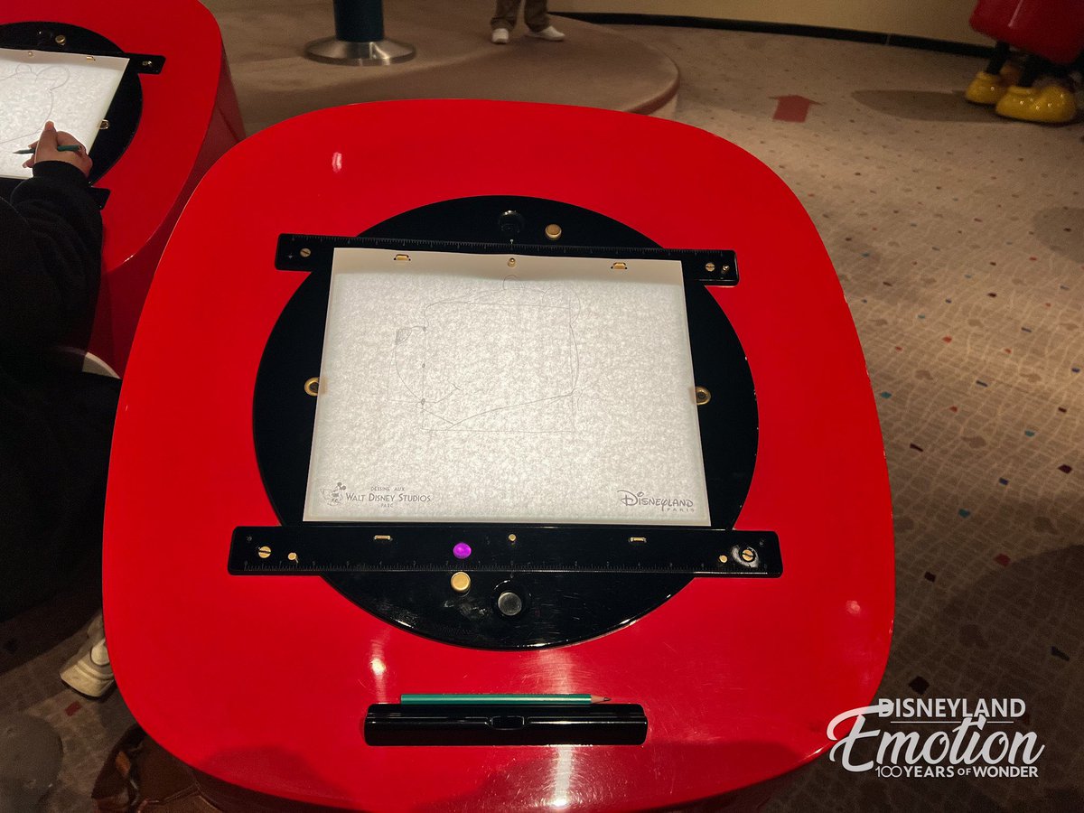 DisneyEmotion's tweet photo. ✨ LIVE

Venez avec nous à Animation Academy pour apprendre à dessiner #WinnieThePooh ! 🍯 

#DisneylandParis #DisneyParks #WaltDisneyStudios https://t.co/dwRMxnK8Pa