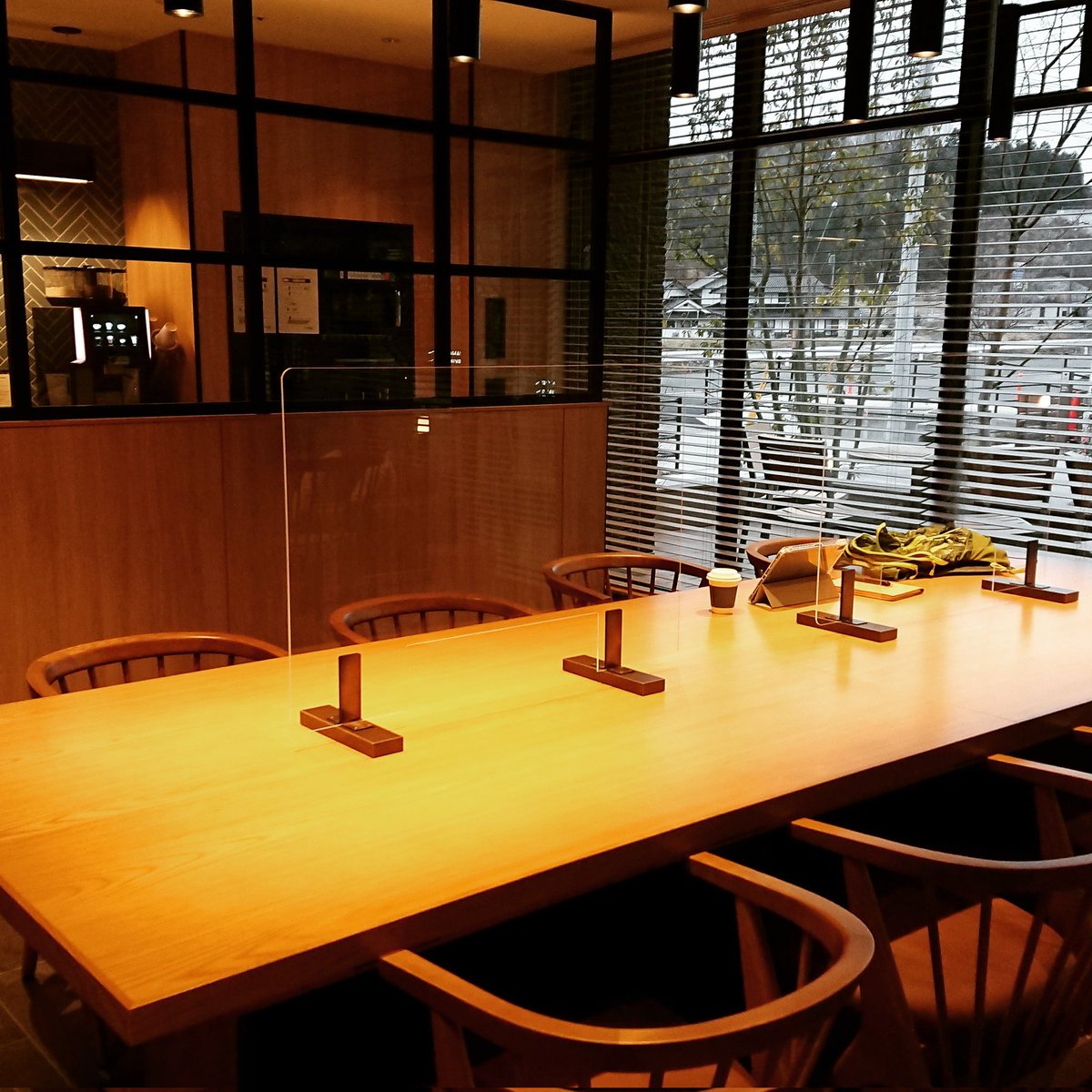 tourist_japan's tweet photo. ☆
出張先で 押してる別件を処理してる図…

学習機能が破壊している おじさん…ひとり 汗

って、
各チェア箇所に 電源&amp;USBジャック完備なので助かります！
珈琲も無料なのをいいことに居着く 笑♪

☆
#フェアフィールドバイマリオット広島世羅 
#ワーケーション
#自転車旅 #tabiride
#サイクリング https://t.co/CCYkd6uLeU