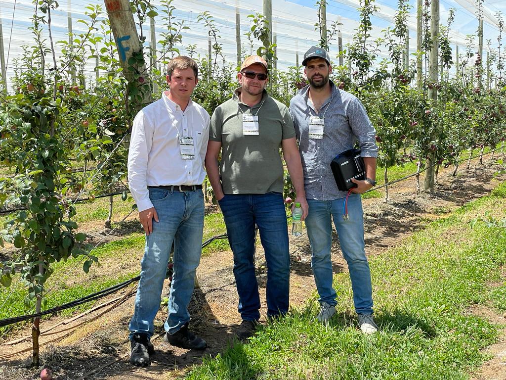 ModpowAgritech's tweet photo. La semana pasada asistimos a la "VII jornada de campo sobre portainjertos de la serie CG" en Brasil. 

3 días dando a conocer nuestras soluciones, filosofía de trabajo y visión práctica de nuestra experiencia en el campo de la manzana, un mercado en crecimiento con gran potencial https://t.co/oF6Wbs8t98