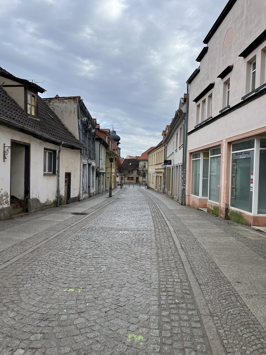 hlinke's tweet photo. The Emptiness of the ostdeutsche Kleinstadt 🥃🥃@friiyo @neuezwanziger https://t.co/PTqiDzEtdk