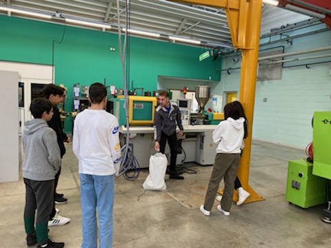 Nos 3èmes au Technilab de <a href="/NelsonLycee/">Lycée Nelson MANDELA</a> du <a href="/cmq_msi/">Campus des métiers et des qualifications MSI</a>. Réalisation d'un objet technique. Nouvelle étape dans la découverte de l'excellence industrielle et des métiers de la plasturgie!
<a href="/Villeaudincourt/">Ville d'Audincourt</a> <a href="/paysmontbeliard/">Pays de Montbéliard Agglomération</a> <a href="/bfc_region/">Région Bourgogne-Franche-Comté</a> <a href="/AcCordees/">Parcours&Cordées_ac-Besançon</a> <a href="/acbesancon/">Académie de Besançon</a>