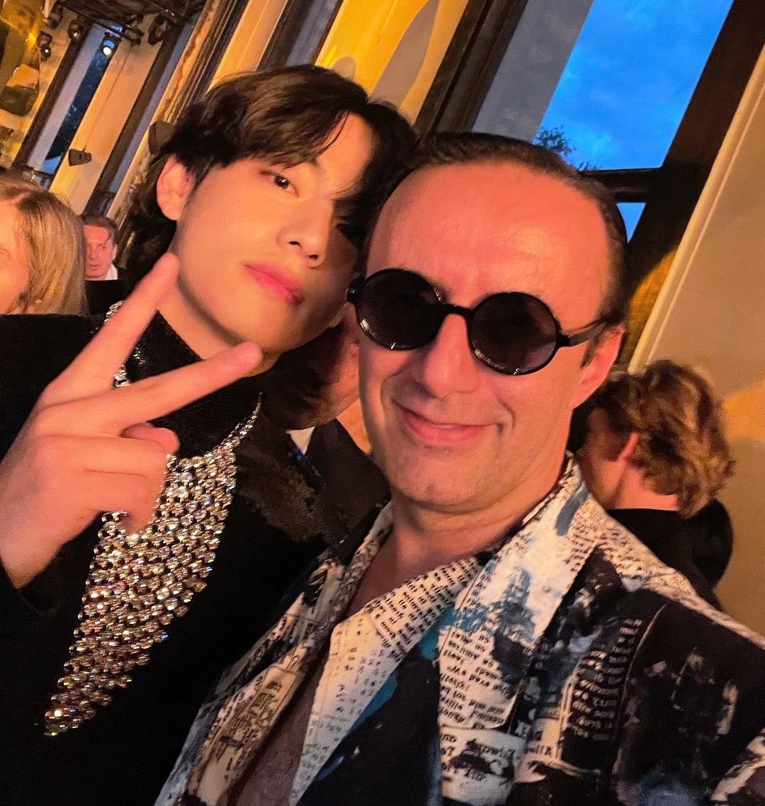 hourlyvmk's tweet photo. this man is so lucky https://t.co/lUsp7NN8Mn