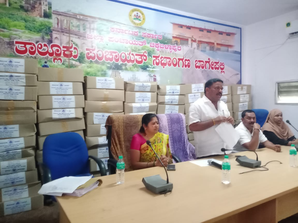WorkersBoard's tweet photo. ಮಂಡಳಿಯ ವತಿಯಿಂದ #ಟೂಲ್_ಕಿಟ್ ಗಳನ್ನು ನೋಂದಾಯಿತ ಕಟ್ಟಡ ಕಾರ್ಮಿಕರಿಗೆ ಬಾಗೇಪಲ್ಲಿ ತಾಲೂಕು ಪಂಚಾಯತಿ ಸಭಾಂಗಣದಲ್ಲಿ ಮಾನ್ಯ ಶಾಸಕರಾದ ಶ್ರೀ @SNSubbaReddyMLA ಅವರು ವಿತರಿಸಿದರು.
ಈ ಸಂದರ್ಭದಲ್ಲಿ ಕಾರ್ಮಿಕ ಇಲಾಖೆಯ ಅಧಿಕಾರಿಗಳು ಉಪಸ್ಥಿತರಿದ್ದರು.
#KBOCWWB
#ಶ್ರಮಮೇವ_ಜಯತೇ
#freekitdistribution
#FreeToolKit https://t.co/eADXS3gs9C