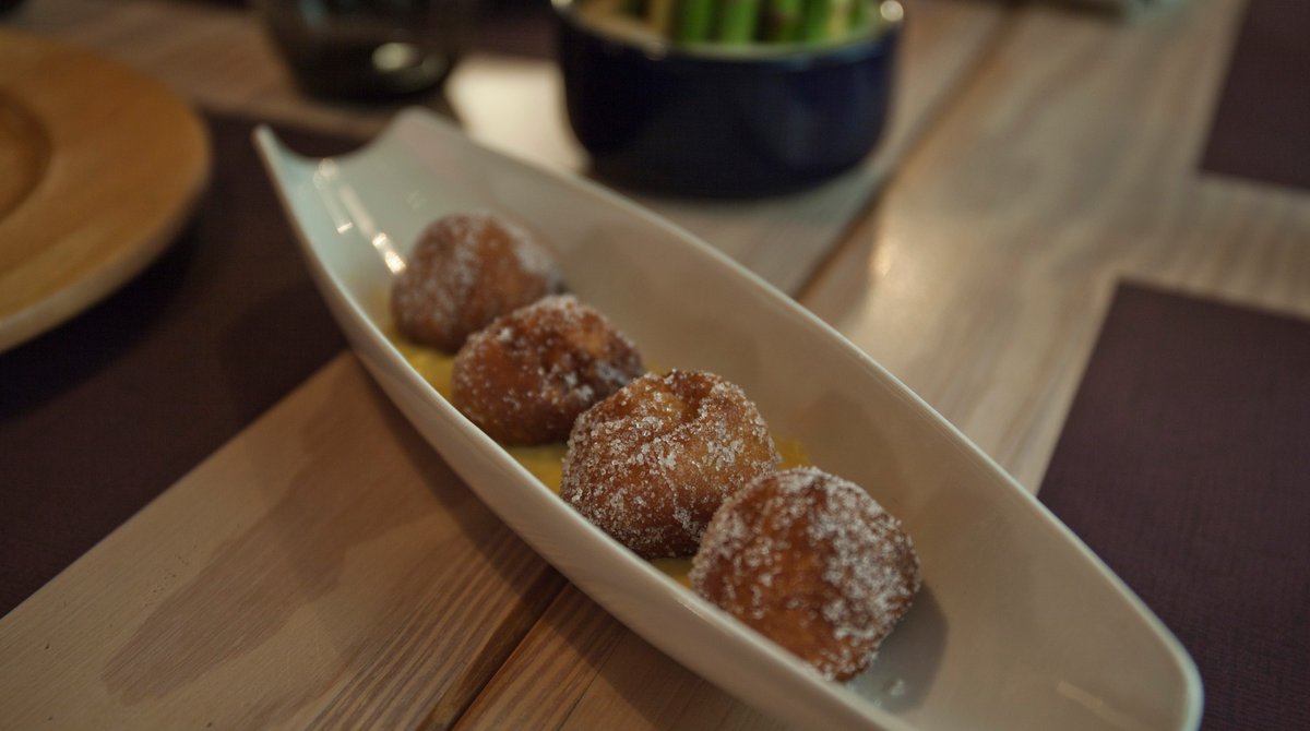 Per a grans i petits moments, els bunyols amb crema catalana sempre són la millor opció per acabar un menú de suggeriments.

✅Si escolliu un plat de cada grup dels SUGGERIMENTS,està inclòs el pa fet per naltros i l’aigua de la gerra (taula completa)