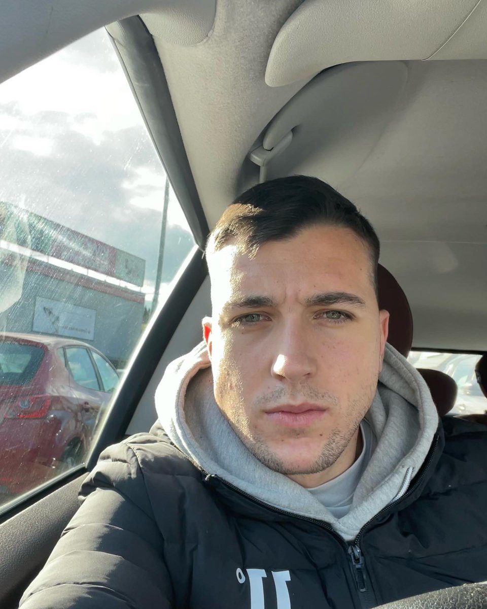 Azetaaa_'s tweet image. Be yourself ⚡️