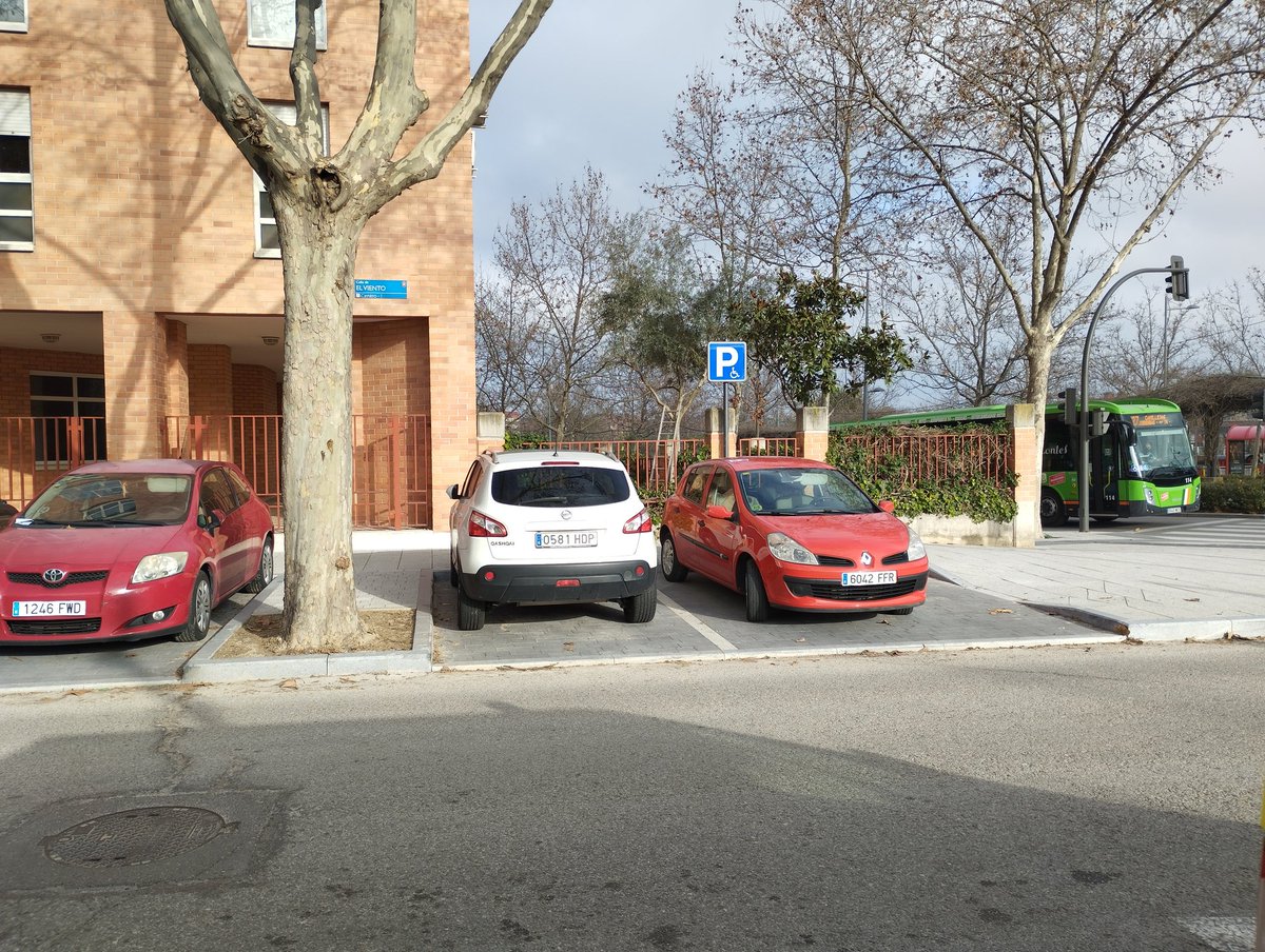 apricotzoom's tweet photo. Muy cansados. Todos los días. Quieres dejar tu coche con tu tarjeta PMR en una plaza PMR de #TresCantos y casi siempre está ocupada por un Sin V... Sin tarjeta. Hablamos de ser solidarios y empáticos con personas vulnerables. ¿Alguna solución?. @policia3cantos @ayto3cantos https://t.co/Ex6n8HNKUb