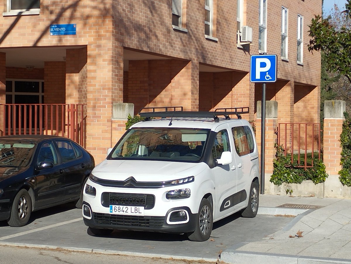 apricotzoom's tweet photo. Muy cansados. Todos los días. Quieres dejar tu coche con tu tarjeta PMR en una plaza PMR de #TresCantos y casi siempre está ocupada por un Sin V... Sin tarjeta. Hablamos de ser solidarios y empáticos con personas vulnerables. ¿Alguna solución?. @policia3cantos @ayto3cantos https://t.co/Ex6n8HNKUb