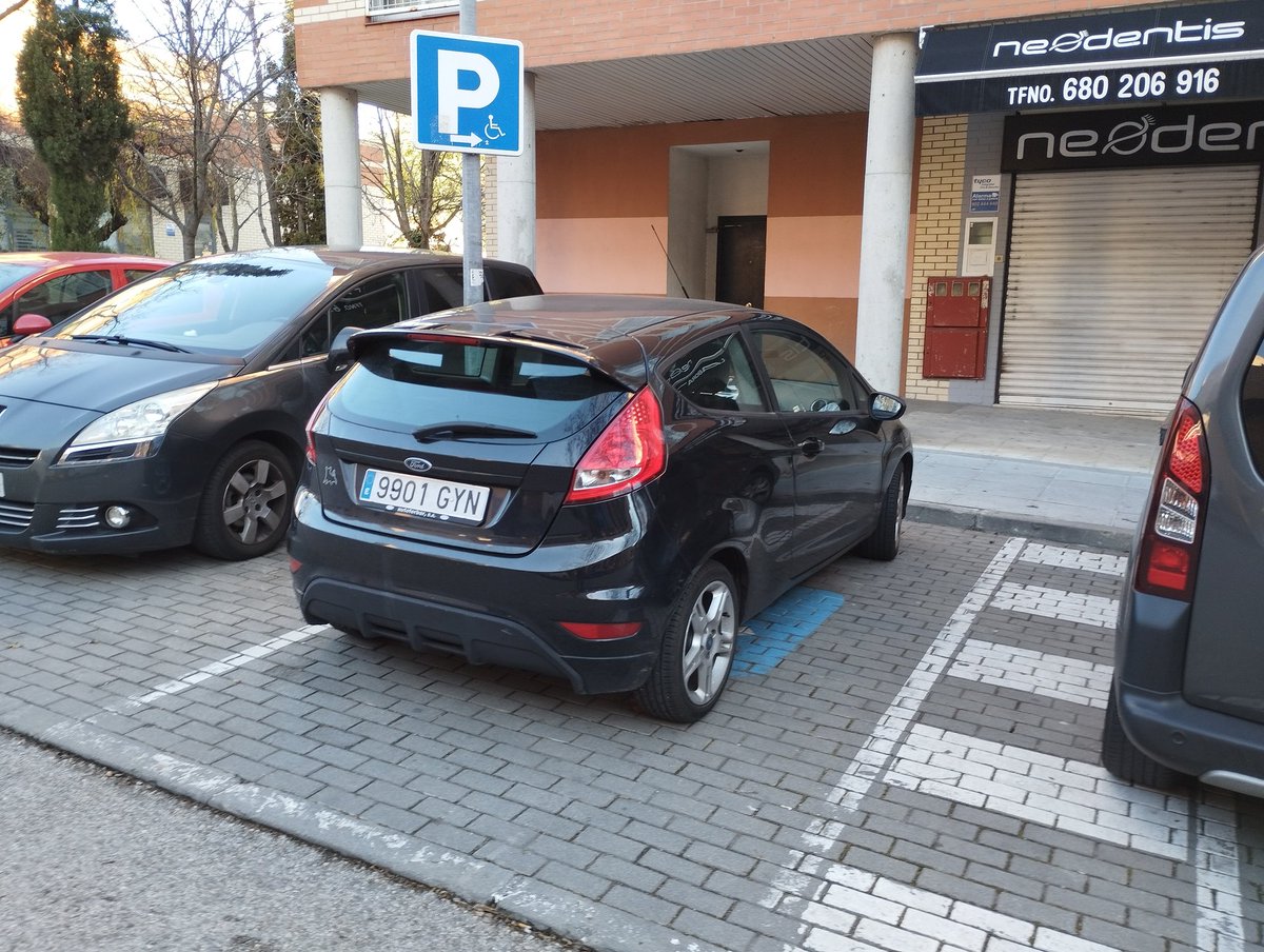 apricotzoom's tweet photo. Muy cansados. Todos los días. Quieres dejar tu coche con tu tarjeta PMR en una plaza PMR de #TresCantos y casi siempre está ocupada por un Sin V... Sin tarjeta. Hablamos de ser solidarios y empáticos con personas vulnerables. ¿Alguna solución?. @policia3cantos @ayto3cantos https://t.co/Ex6n8HNKUb