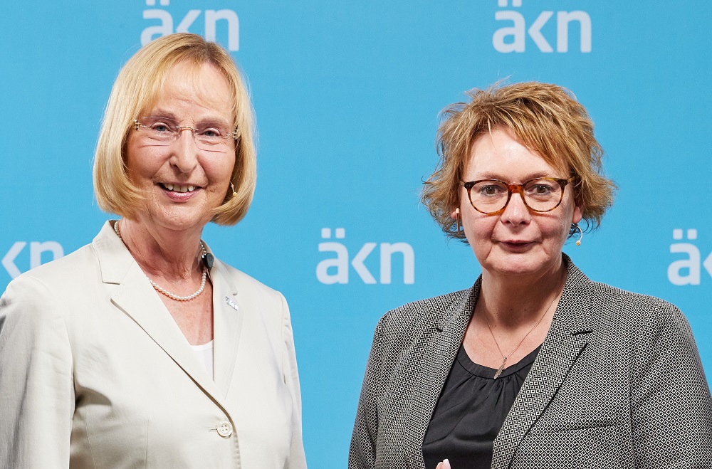 Zum Wechsel in der nds. Landesregierung dankt ÄKN-Präsidentin Dr. med. Martina Wenker Niedersachsens Sozialministerin <a href="/Daniela_Behrens/">Daniela Behrens</a>  für die konstruktive Zusammenarbeit und freut sich auf Nachfolger Dr. med. Andreas Philippi <a href="/PhilippiSpd/">Dr. Andreas Philippi</a> (Foto:C.Wyrwa). aekn.de/detail/pi-aekn…