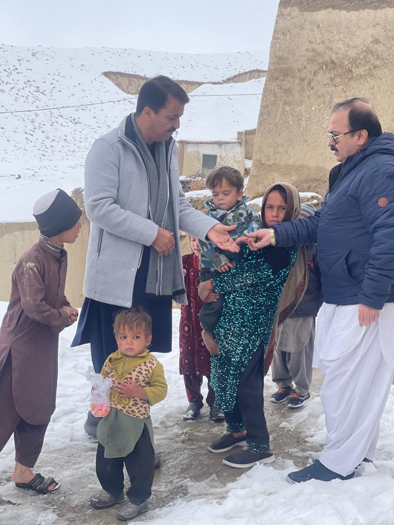 Coordinator @EocBalochistan Syed Zahid Shah conducted a visit to Kozhak Top, Chaman alongside provincial TL NSTOP Dr.Aftab Kakar to asses the immunisation situation during the ongoing polio campaign. 

They also met community members & administered polio drops to children.