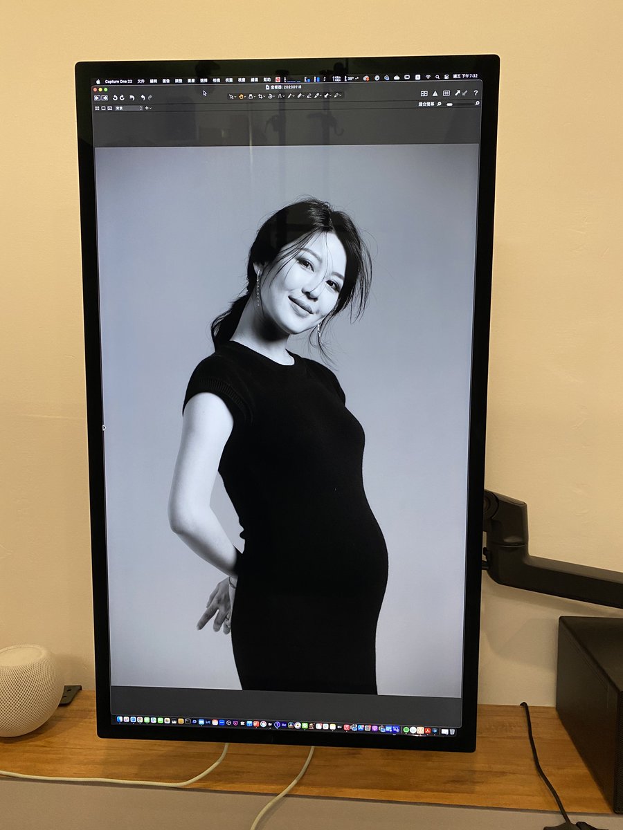 hypaleon's tweet image. 今天來把螢幕裝上，某宅就說來看直式的照片！……..根本資本主義之力😑 #StudioDisplay #Apple