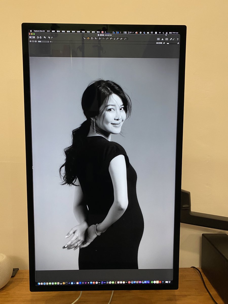 hypaleon's tweet image. 今天來把螢幕裝上，某宅就說來看直式的照片！……..根本資本主義之力😑 #StudioDisplay #Apple