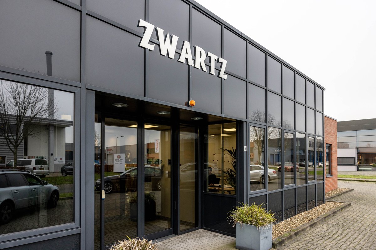 Gouden erepenning voor <a href="/Zwartz/">zwartz</a> Zwarz BV. Zwartz is een begrip in #Oldenzaal. Het is het oudste bedrijf van Oldenzaal met een rijke geschiedenis en is een visitekaartje voor de stad. Een gouden erepenning is dan ook meer dan verdiend! #glimlachvantwente bit.ly/3XJvH1T
