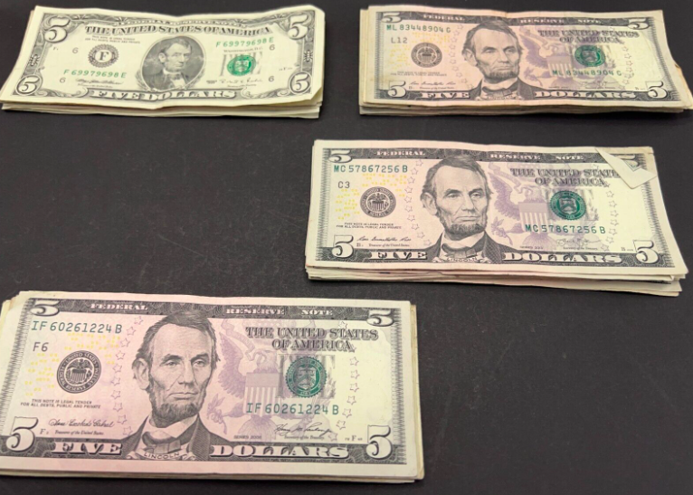 CavalierCoins's tweet photo. Live on our auction at the moment https://t.co/wiBe1cJkfU
#usa #dollar #dollarbill #holiday #holidaymoney #travel #america #5dollarbill #money #moneyoftheworld #papermoney #worldpapermoney #UnitedStates https://t.co/mcd9sBwe1f