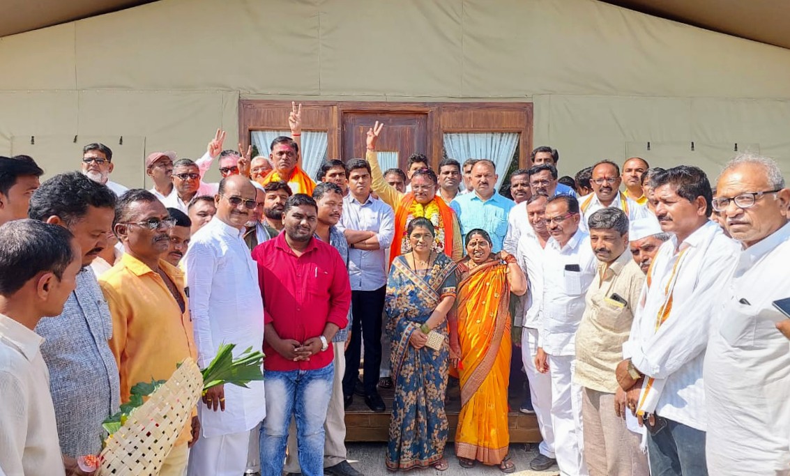 SantoshDanveBJP's tweet photo. भोकरदन कृषी उत्पन्न बाजार समितीच्या सभापतीपदी श्री कौतिकराव नामदेवराव जगताप आणि उपसभापतीपदी मधुकर काशीराम मुकुटराव यांची सर्वानुमते निवड झाली. या निवडीबद्दल दोन्ही पदाधिकाऱ्यांचे अभिनंदन करून पुढील वाटचालीस शुभेच्छा दिल्या. https://t.co/wxw7WFSUGm
