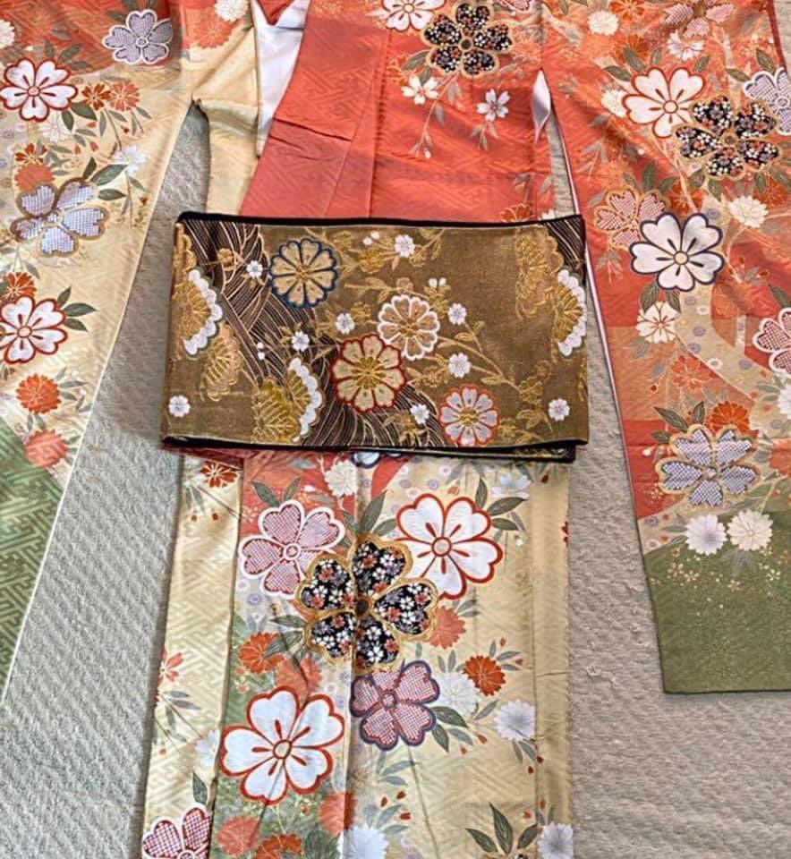 呉服店では、振袖にこのように金糸を織り込んだ帯を合わせようとするのが多い。しかし、ある種の女の子は心の中で思う「なんで茶色持ってくるの？」今、晴れ着を着るの目的のひとつが、記念写真を撮るこだ。　優先順位としても上位にくる。そろそろ金は写真に撮ると茶色に見えることに、気づくべきだ。