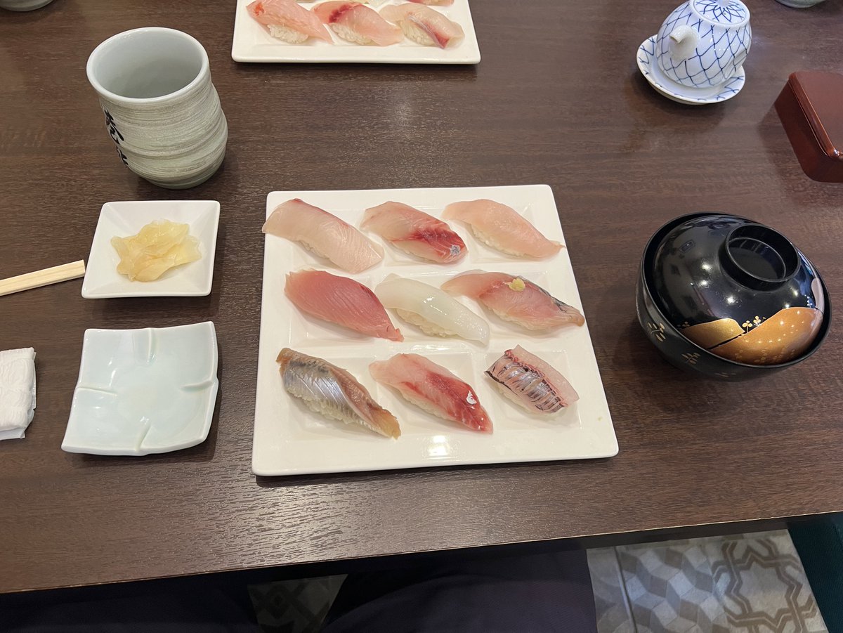 港鮨さんは手島先生と七ちゃんが飲んでたとこだよ。
昼のお寿司も港鮨さんでした。
めちゃ美味い。 