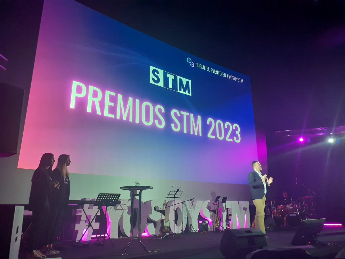 VerneGroup's tweet photo. #YOSOYSTM | Damos paso a los premios #STM2023 de la mano de nuestro director de Verne Tech @antoniosql que entregará personalmente los premios a nuestros clientes 🏆 https://t.co/FMn5dQkhdp