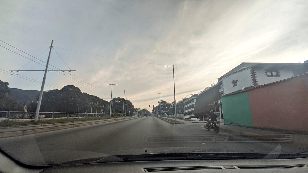 GochaSuper's tweet photo. Aparte de la inmensidad del cielo que nos arropa cada día, detallemos la desolación. 

Mi Villorrio muere de mengua, hoy ví a más personas caminando y muchos más carros y motos en cola.

Dios gira tu mirada hacia nosotros 🙏🏻.

#Merida #20deEnero #SOSMERIDA #MorimosdeMengua https://t.co/KIItk9E4mo
