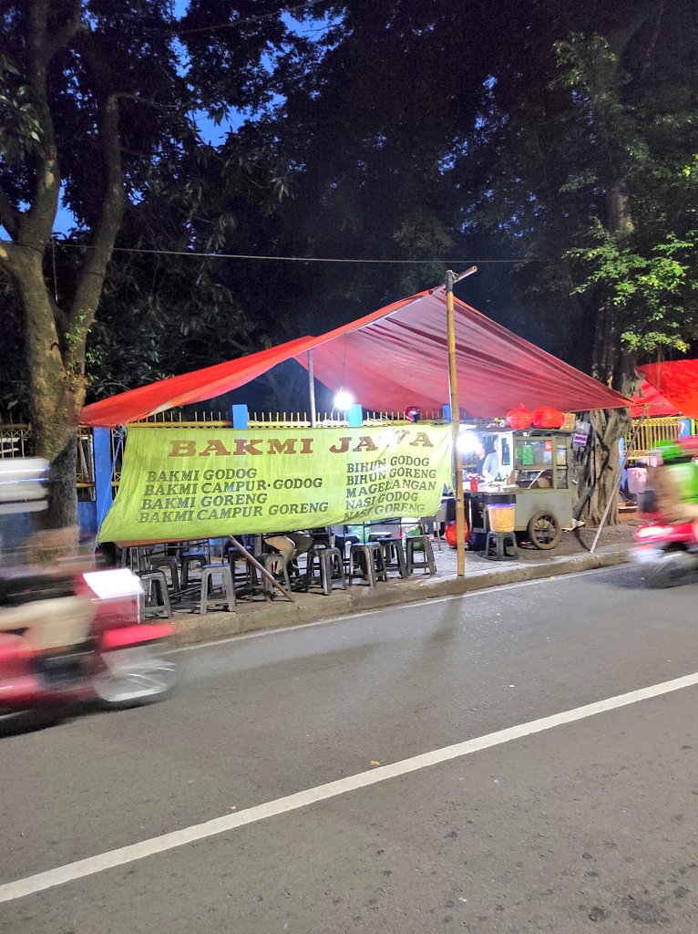 Widino's tweet photo. 📍 Bakmi Jawa Abdul Majid St MRT H Nawi. 

Bakmi godoknya masih favorit, kuahnya kentel n sedep, asinnya pas, potongan ayamnya banyak, mienya juga ga terlalu lembek. Kesampean juga kulineran pulang kerja 🤤 https://t.co/DTqkCfxVbv