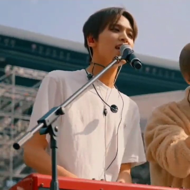 haecful's tweet photo. haechan so attractive istg https://t.co/YfhNmPpEKr