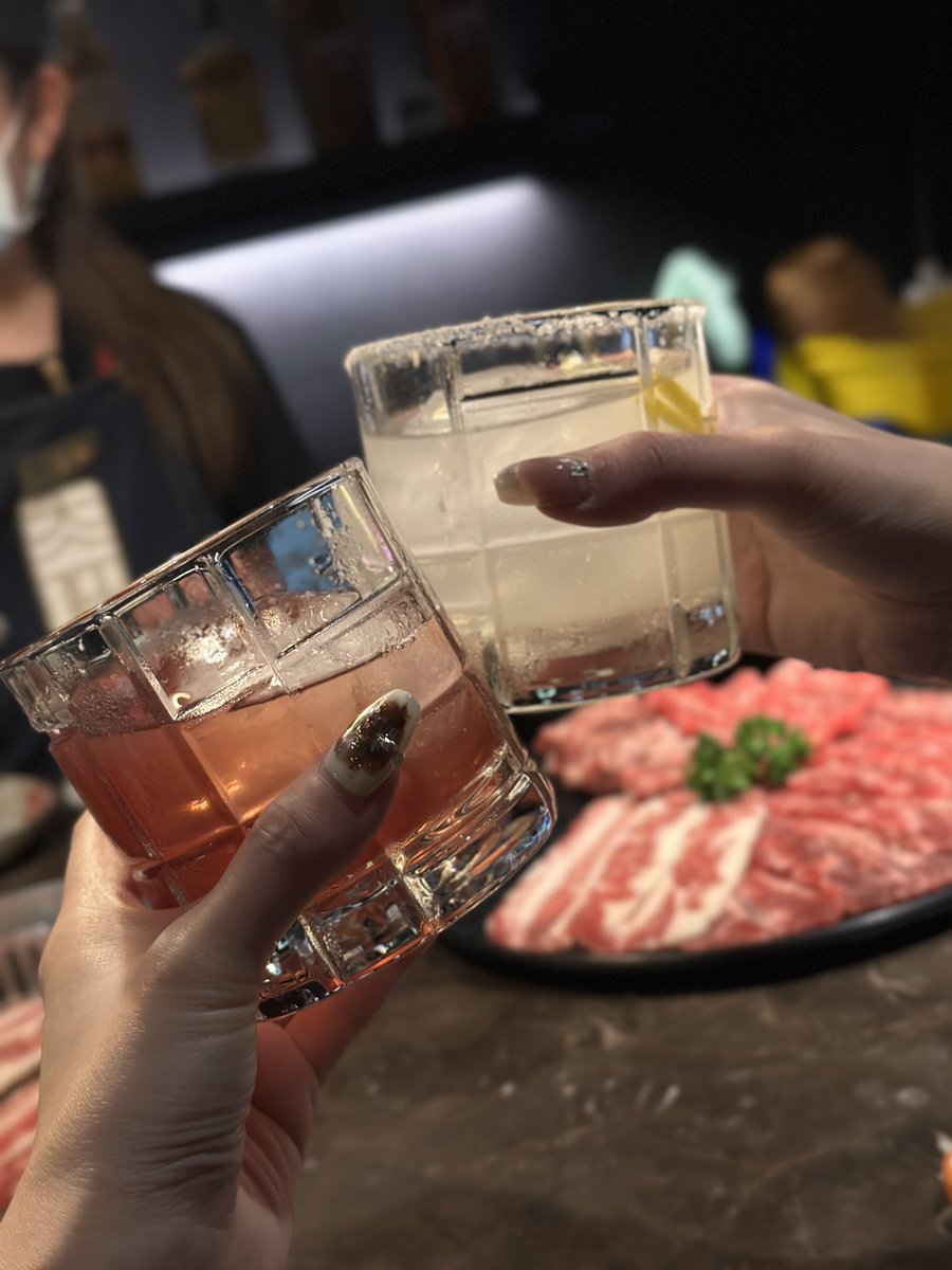 Friday night 吃肉肉喝酒酒

疊字真的有夠假掰(´◔_◔) https://t.co/pZvqcKsbod
