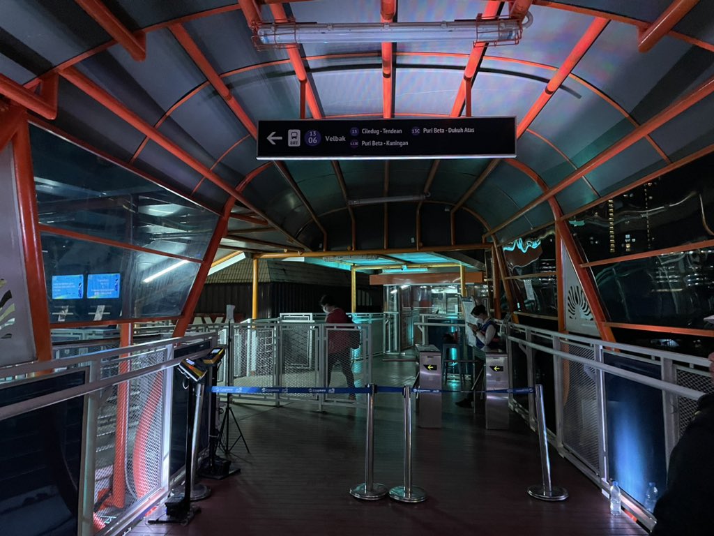 adriansyahyasin's tweet photo. Kabar gembira untuk teman teman pengguna TJ Koridor 13 Ciledug dan KRL Rangkasbitung Line!

Mulai besok jejantas (skybridge) antara Stasiun Kebayoran dan Halte Layang Velbak akan mulai diujicoba!

Penglaju Bintaro/BSD/Ciledug akan punya opsi baru untuk naik KRL via Koridor 13! https://t.co/eAJgK8QtGg