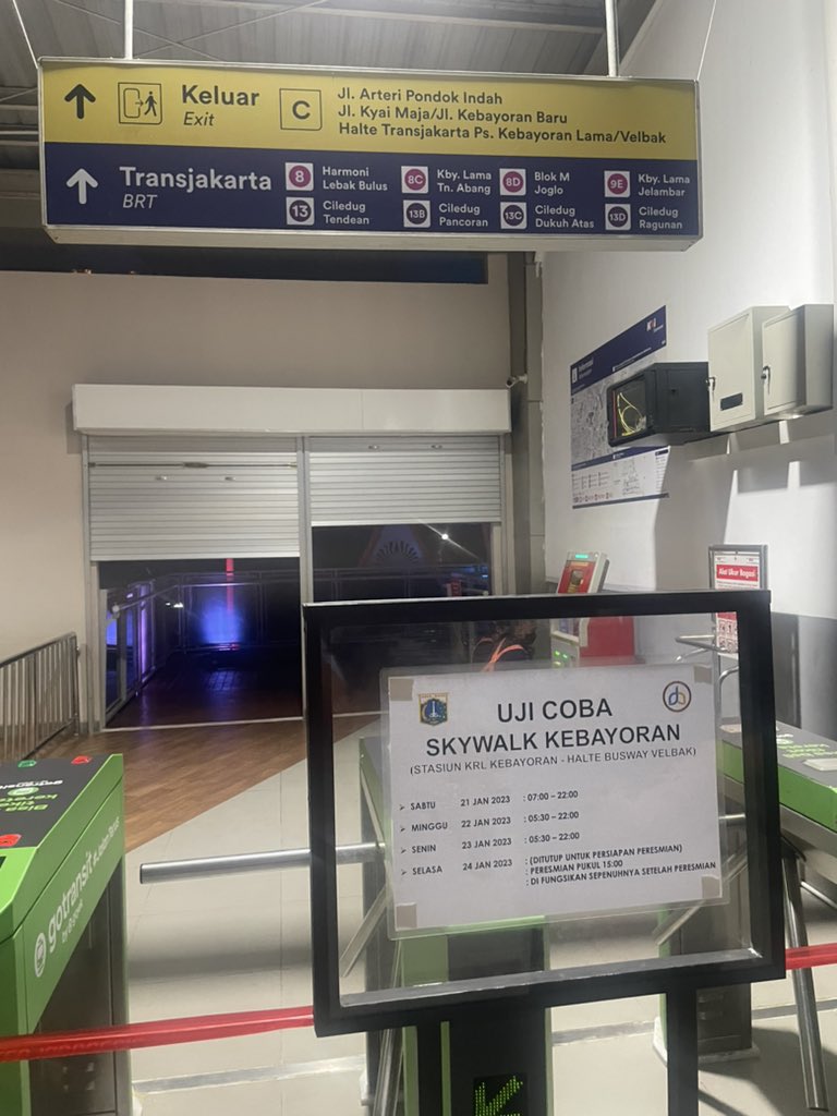 adriansyahyasin's tweet photo. Kabar gembira untuk teman teman pengguna TJ Koridor 13 Ciledug dan KRL Rangkasbitung Line!

Mulai besok jejantas (skybridge) antara Stasiun Kebayoran dan Halte Layang Velbak akan mulai diujicoba!

Penglaju Bintaro/BSD/Ciledug akan punya opsi baru untuk naik KRL via Koridor 13! https://t.co/eAJgK8QtGg