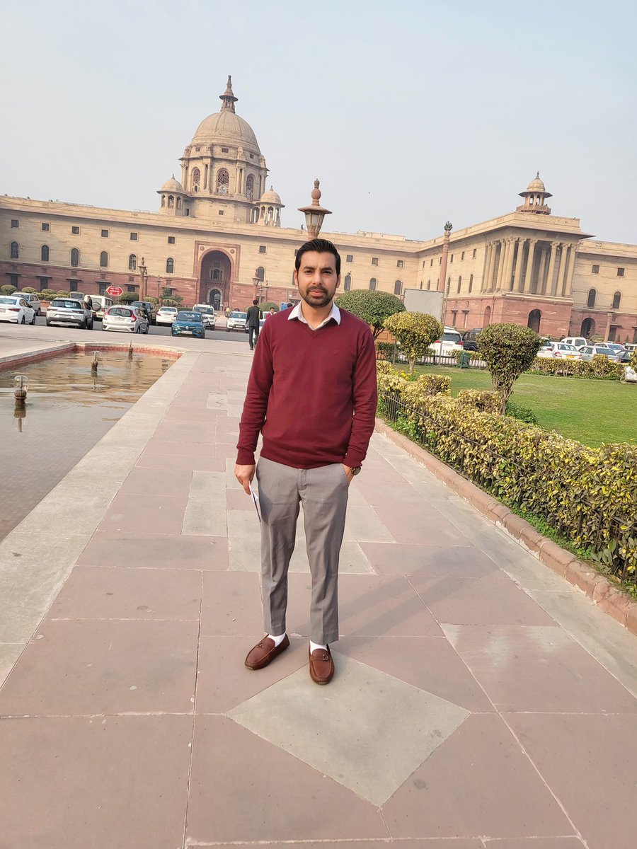 ImPuspendra14's tweet photo. 26 व 30 जनवरी की तैयारियों की समीक्षा बैठक के बाद, कुछ क़ैद पल। 😊

#South_Block #MoD https://t.co/tgEY0XzgqP