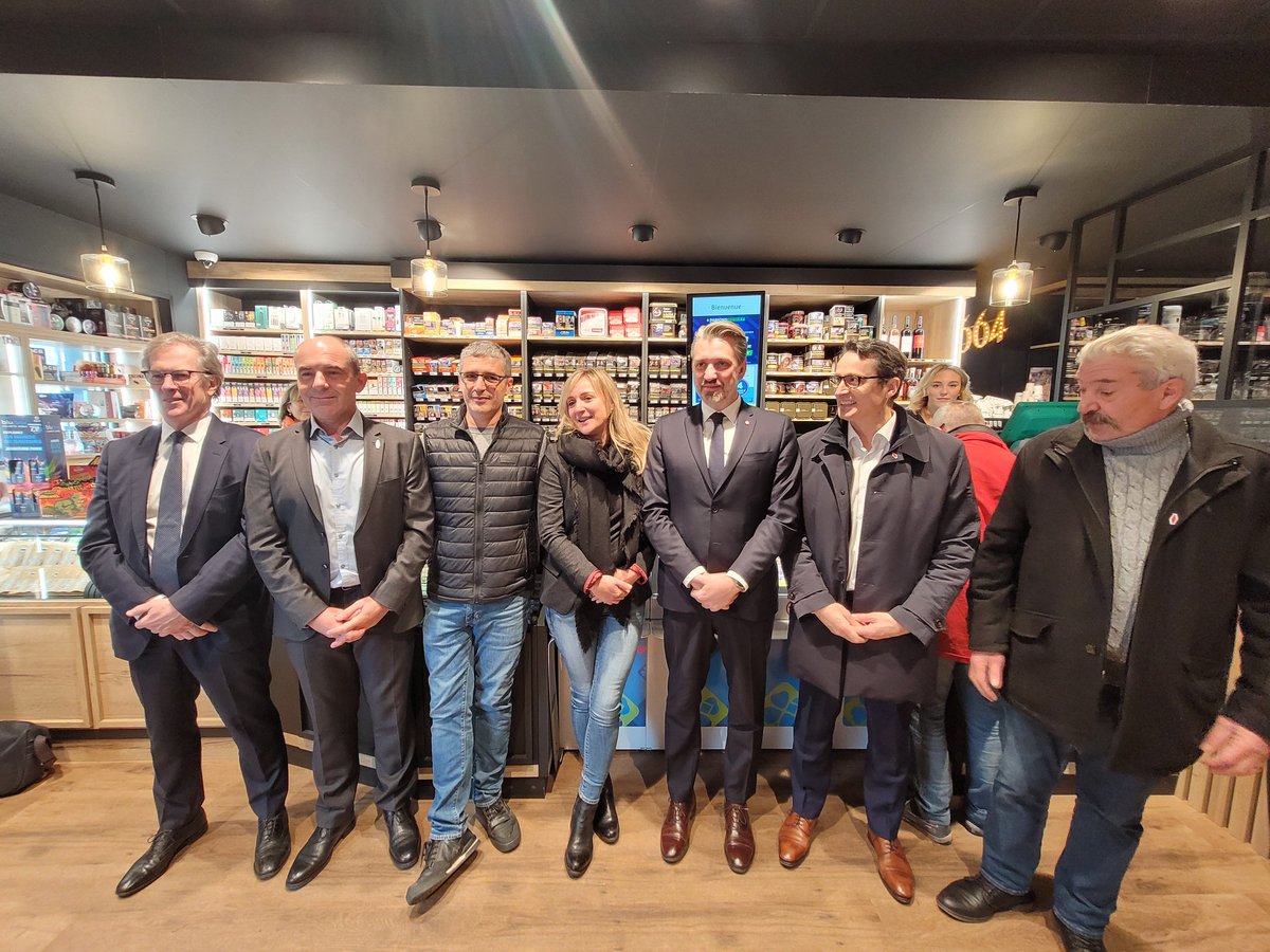 LesBuralistes's tweet photo. En présence du député @EPoulliat et de la @CCINleAquitaine et son président Jean-François Cleydel, Frédéric et Sylvia, les gérants, inaugurent l'un des 4421 #tabacs transformés en France ✂️♦️ https://t.co/zZbPQ3MYkR