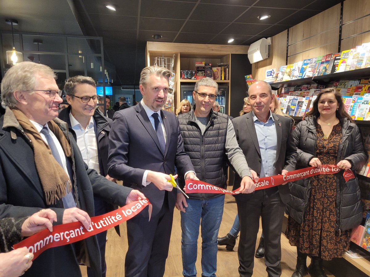 LesBuralistes's tweet photo. En présence du député @EPoulliat et de la @CCINleAquitaine et son président Jean-François Cleydel, Frédéric et Sylvia, les gérants, inaugurent l'un des 4421 #tabacs transformés en France ✂️♦️ https://t.co/zZbPQ3MYkR