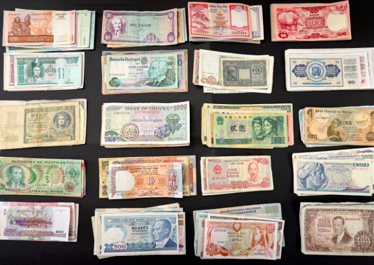 have a look what we have live on our auction this week World introductory banknote set
ebay.co.uk/itm/3347078720…
#worldbanknotes #worldmoney #moneymoney #travel #old #papermoney #oldmoney #banknotesoftheworld #worldpapermoney