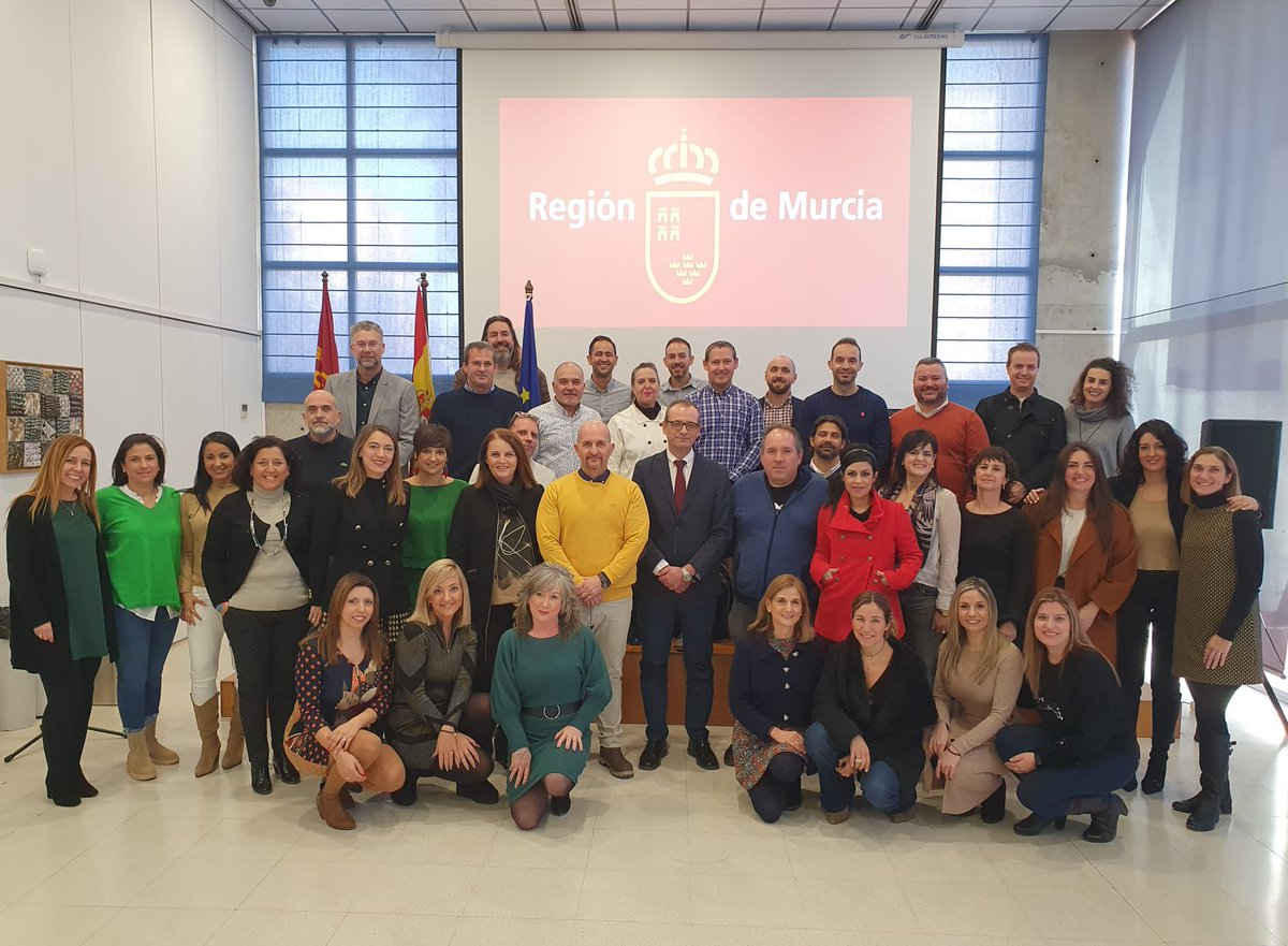 VictorMarinNav's tweet photo. Esta mañana me he reunido con @direcmur, a quien agradezco desde el corazón su afectuoso recibimiento. Sin un minuto que perder, recibimos a representantes de nuestra comunidad educativa para fomentar el diálogo y escuchar sus necesidades #RegiondeMurcia #Educación https://t.co/o7aOj7NzQz
