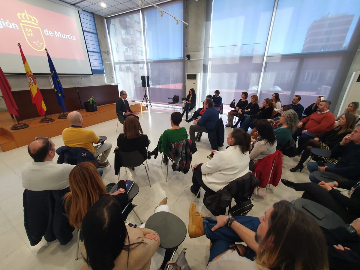 Esta mañana me he reunido con <a href="/direcmur/">DIRECMUR</a>, a quien agradezco desde el corazón su afectuoso recibimiento. Sin un minuto que perder, recibimos a representantes de nuestra comunidad educativa para fomentar el diálogo y escuchar sus necesidades #RegiondeMurcia #Educación