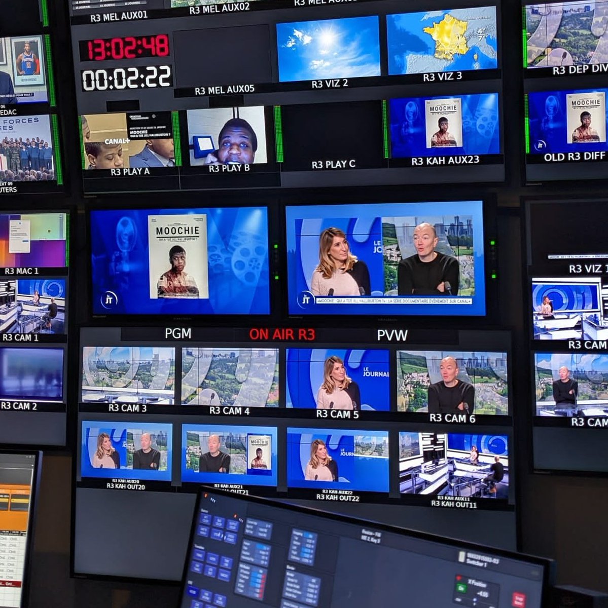 GuillemetteBC's tweet photo. Samuel Collardey, réalisateur de la série doc "Moochie, qui a tué Jill Halliburton ?" invité de @carolinedelage dans #WAM en direct sur @C8TV 
#CanalPlusDocs https://t.co/61iMv1icse