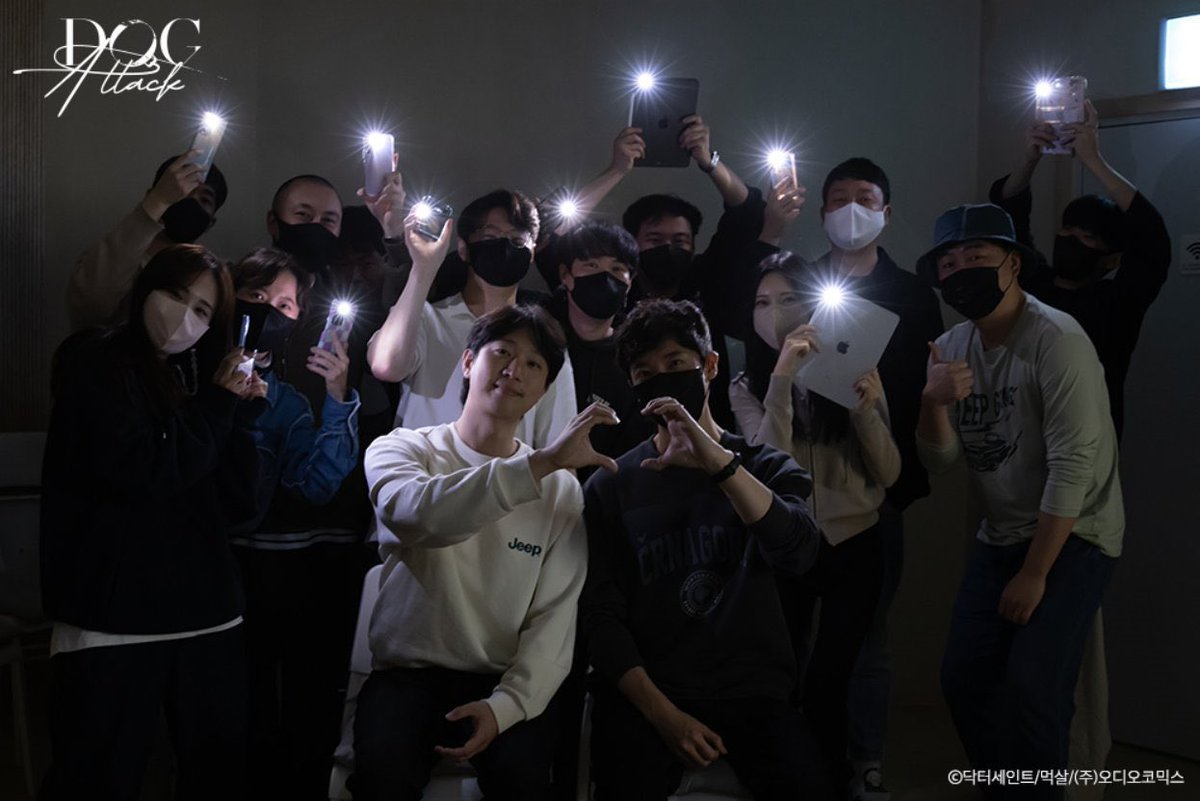 RFJDA3's tweet photo. 이거 결혼식사진아냐? https://t.co/pjTmjWzDtE