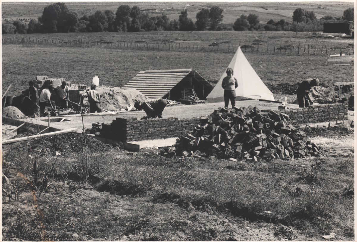 Hazine'nin hesabına el koyması yetmezmiş gibi, Nesin Vakfı'nın 8 dönümlük arazisinin de kamulaştırılması isteniyor. Nesin Vakfı, Aziz Nesin'in ülkesine armağanı, kamunun vicdanıdır. Bu ablukayı hep birlikte dağıtmak umuduyla...