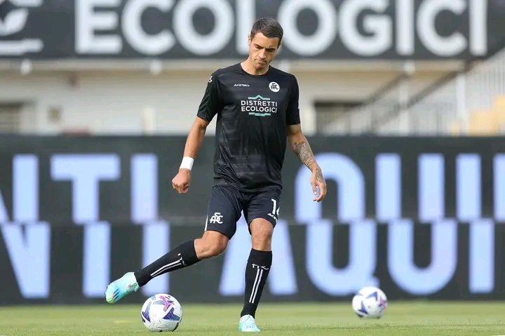 Silver_chebu's tweet photo. Arsenal are closing in on deal to sign Polish centre back Jakub Kiwior from Spezia, here we go soon! Fee in excess of €20m, medical tests could take place this week 🚨⚪️🔴🇵🇱 #AFC

Deal very advanced, as per Polish press — all parties hope to get it sealed soon.
#Trossard https://t.co/7IftJj4z28