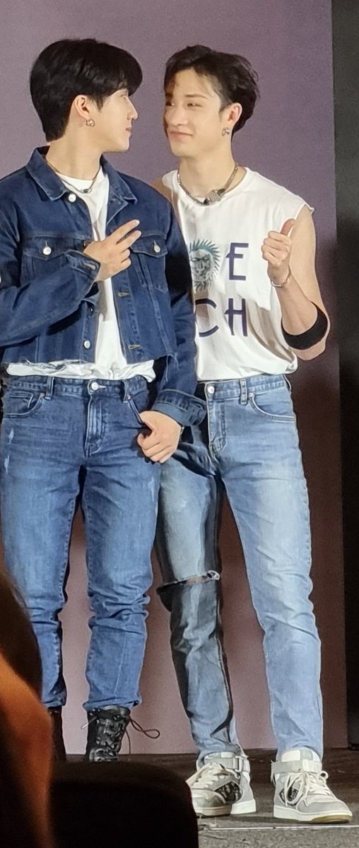 andie_estella's tweet photo. The amount of BinChan (Changbin and Chan) moments!

1. Staring into each other's eyes for most of the 90-second photo op 
2. Comparing arm muscles onstage
3. A very confusing moment with a water bottle

--------
Presented by: @benchtm 
#BENCHxSTRAYKIDS
#StayWithBENCH https://t.co/t36xGnwrfr