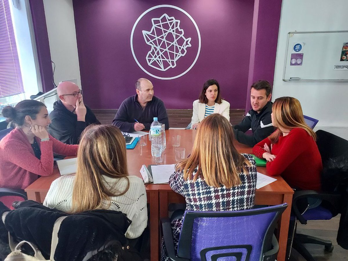 📸 @Irenirima, @JorgeCalderaSer y <a href="/ModestoGonVa/">Modesto Glez. Valle</a> reunidos con integrantes de <a href="/Esp_ahogadasExt/">Educación Extremeña Ahogada (EDEXAH)</a> para conocer las demandas de esta plataforma que está luchando por mejorar sus condiciones laborales y, a su vez, por conseguir una calidad educativa de excelencia en Extremadura 💚🤍🖤
