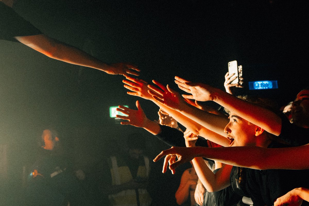HoldingAbsence's tweet photo. Oxford last night was a show we’ll never forget - thank you to all who came down and made that one of our favourite shows to date!

Tonight we’re playing Leicester, and it has just sold-out too! So let’s make this another night to remember. See you soon.

📸 @bethanmillerco https://t.co/Q91ueosZCD